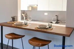 Renovated Lake View Apt with AirCon - Image 2