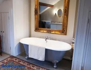 5 Star Romantic Rose Cottage with Roll-Top Bath - Image 1