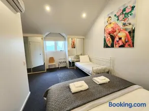 Spacious 4 BR and 2 Bathrooms City Apartment - Image 5