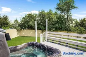 HUGE Downtown Getaway! w/Hot Tub - Image 1