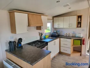 Parkdean Kessingland Beach Holiday Chalet - Image 3