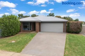 28 Skye Ave - Echuca Holiday Homes - Image 1