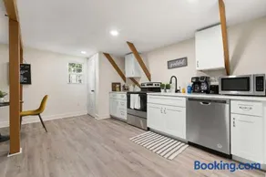 The Lily Pad Modern Cottage In The City - Image 2