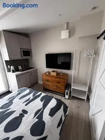 Saoirse New Cosy 1 Bedroom En suite Apartment - Image 1