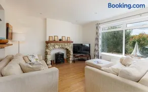 Pebble Beach - Modern Pet-Friendly Bungalow, Short Walk to Bembridge Beach - Image 3
