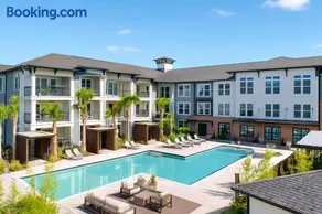 LuXury Stay | Pool + Gym + Fast Wi-fi - Image 3