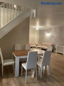 The Harlington Garden House 5BR with Large Garden - Image 1