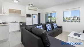 Stylish Unit With Water Views - Image 2