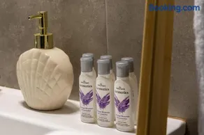 V&M Traditional Luxury Villa - Image 3