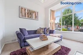 Cosy 3-bedroom house, garden, fast wi-fi, 6 mins walk to Hull fair, 4 mins drive to MKM stadium perfect for Contractors, Families, HRI hospital locum staff and corporate guests - Image 2