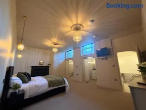 The Royal Harbour Suites - Wellington Crescent - Image 2