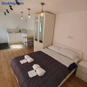 Self Contained, Double Bed Studio, private kitchen, private Bath, Walking distance to Harry Potter - Image 3