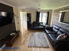 Glasgow Central - Entire house - Free Parking , Free super fast Wifi , Private garden & Parking security - Image 4