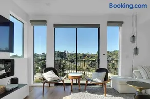 Modern Hilltop Villa Perfect for Large Groups - Image 4