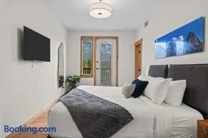 Mountain Dreams Penthouse Hot Tub & Panoramic Views New in Spring Creek - Image 4