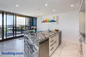 Great views Penthouse on North Terrace - Image 2