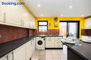 Private Garden & Parking, Suite & Rooms Thamesmead - Image 5