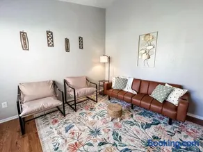 Bright and Spacious Townhome Near Parks and Dining - Image 1