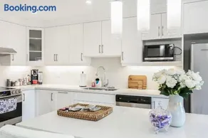 Bright 4 BR Family Home , Sleeps 8, Near Wonderland and Vaughan Mills - Image 1