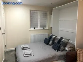 M60 Modern Studio Appartment with free parking - Image 5
