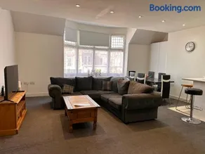 High Street Duplex 3 Bed Flat - Image 5