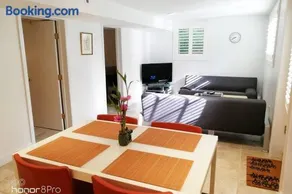 Contemporary 3 Bedroom Apt with Sauna in Woods - Image 3