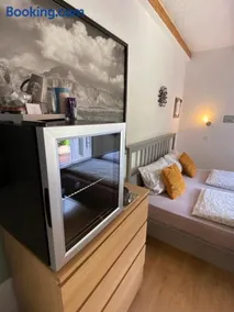 Kleines Doppelzimmer mit eigenem Bad und Kühlschrank, frisch saniert - Image 3