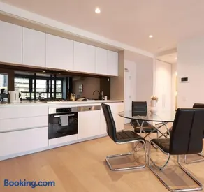City View 2BR With Parking 6 Min Walk To MCEC - Image 2