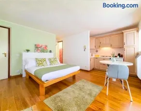 Tiny Apartment on the Lake - Image 3