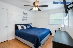 Serene Family Home Sleeps 16! - Image 3
