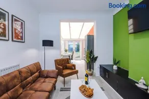 The Lyme Lounge - Elegant & Contemporary 3BR Home - Sleeps 7 with Parking & WiFi - Ideal for Business & Leisure Stays by Parydise Properties - Image 5