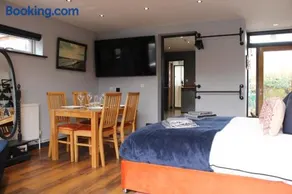 Stylish Escape With Wood-Fired Hot Tub - Image 2