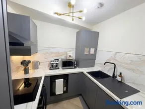 3BR, 5 Beds, Free Parking - Long Term Stay - Image 5