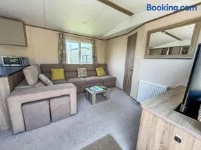 Beautiful 8 Berth Caravan At Heacham Beach In Norfolk Ref 21056C - Image 2