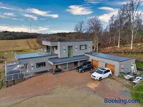 Luxury 3 Bedroom Modern House in Nature - Image 5