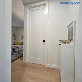 Spacious 2-Bedroom Apartment Near Subway - Easy Manhattan Access - Image 3