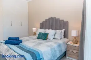 Luxury Ultra Modern Apartment - Queen Bed, Inverter, Pool, Gym & Spacious Balcony - Image 1