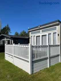 Lakeside Retreat Lodge With Hot Tub - Image 2