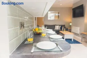 LYNNTON HOUSE Stunning 6 bed Town Centre House ALL with En-Suites Prime Location Tamworth - Image 3