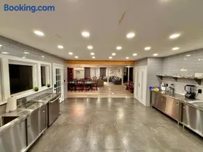 Ultimate Luxury Villa - Pool, Sauna, Hot Tub & More - Image 3