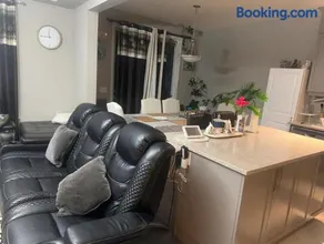 Spacious Bedroom-Near Airport YYC - Image 1