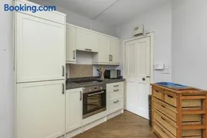 Edinburgh city centre flat - Image 4