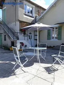 Gîte avec barbecue et jardin | Vue ville - Image 4