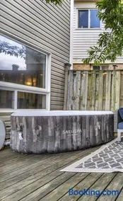 Instaworthy Home - Relaxing Patio - Hot tub & BBQ - Image 1