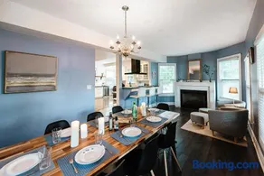Luxurious Lakeview Oasis in the Heart of Hamilton With Large Backyard - Image 4