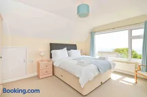 Tara, Spacious Family Home, Wonderful Sea Views - Image 4