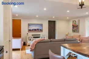 Elegant Elora Home with Stylish Décor - Image 3