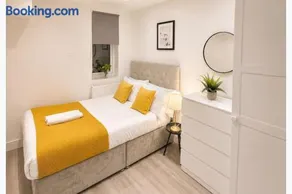 North West London 3-Bed Flat Sleeps 7 with Garden - Image 4