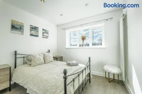 Bromley 3BR With Parking - Image 5
