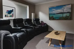 Entertainer's Paradise! Child =& pet friendly Pool spa, movie room - close to Australia Zoo - Image 5